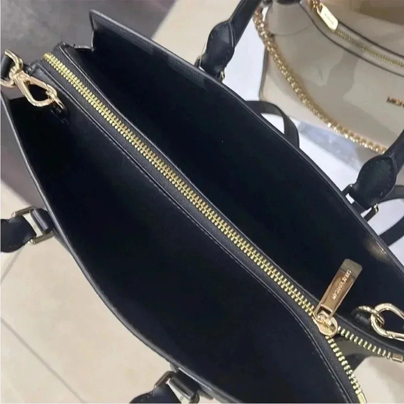 Michael Kors Sheila Medium Center Zip Satchel
Crossbody Bag
NWT - Picture 5 of 16